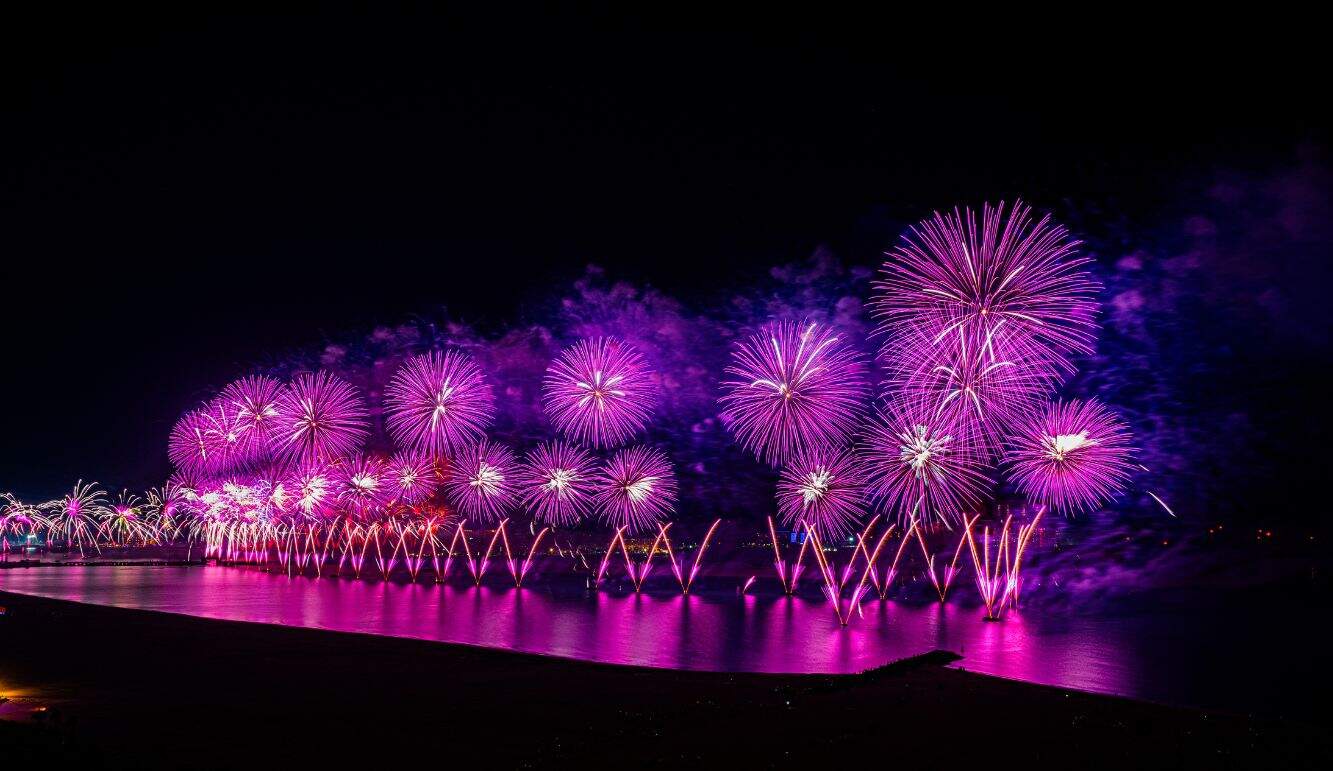 ras-al-khaimah-new-years-eve-festival-crowd-waterfront-2026 Ras Al Khaimah New Year’s Eve 2026 Guinness World Record show over the waterfront