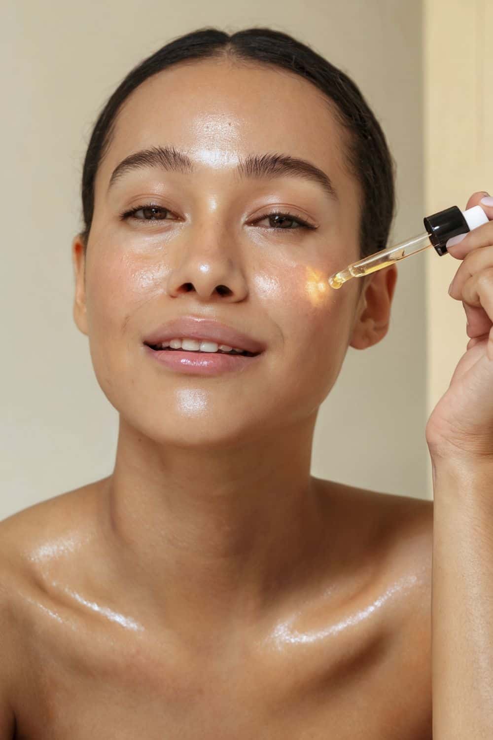 morning-skincare-routine-after-40 Beauty routine after 40 showing healthy, glowing skin and morning skincare essentials