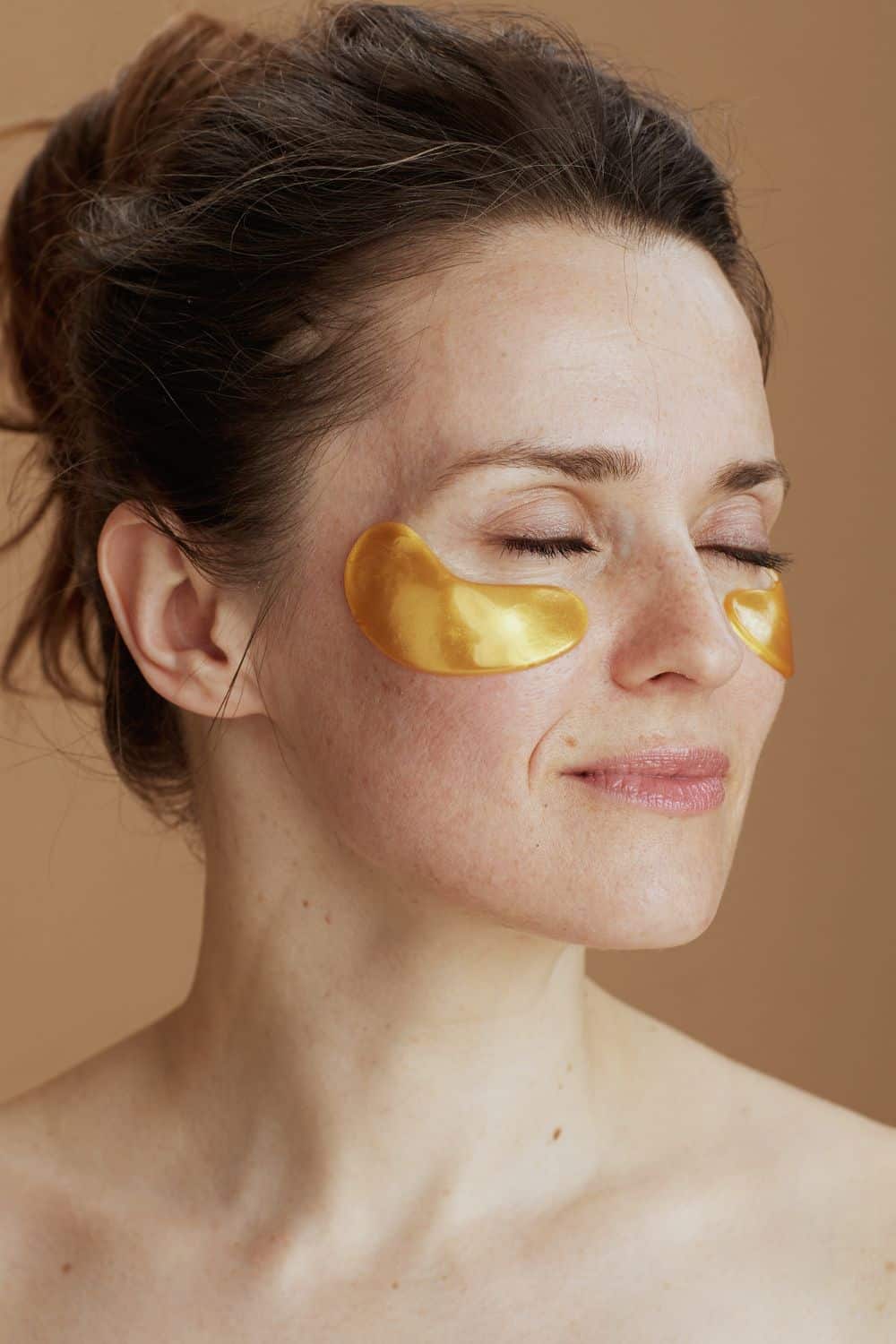 night-skincare-routine-after-40 Beauty routine after 40 showing healthy, glowing skin and morning skincare essentials